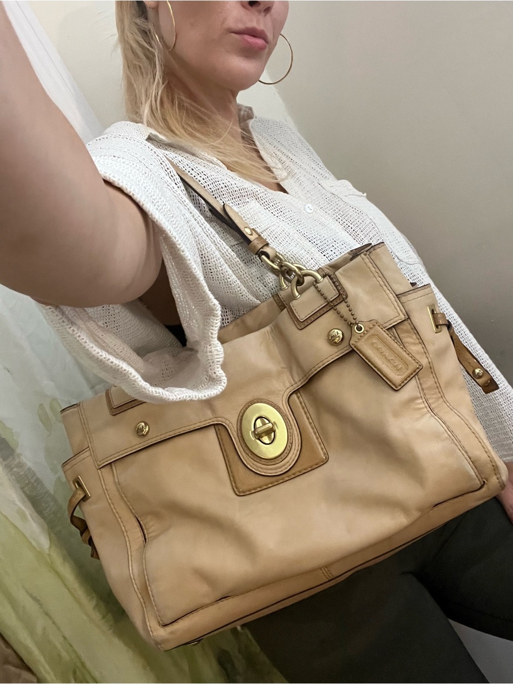 Coach Peyton Leather Tote Handbag in Tan with Gold Hardware - Picture 2 of 15